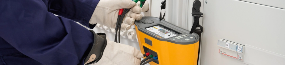 Application shot of the FLUKE  1600-Series Multifunction Tester